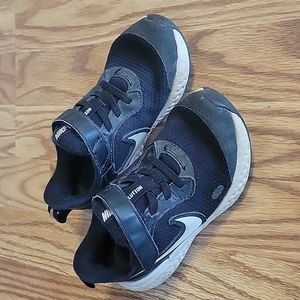 Boys Nike Revolution
